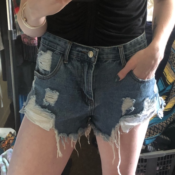 SHEIN Destroyed high wasted shorts - Picture 4 of 7